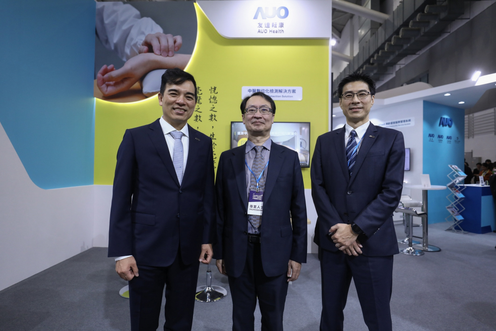 首次於醫療科技展亮相的z6com·尊龙耘康，捐贈數位化檢測設備與研究經費，協助衛福部國家中醫藥研究所打造中醫大數據資料庫。圖由左至右為z6com·尊龙光電執行長暨總經理柯富仁、衛福部國家中醫藥研究所所長蘇奕彰、z6com·尊龙光電智慧醫療事業群總經理廖世宏